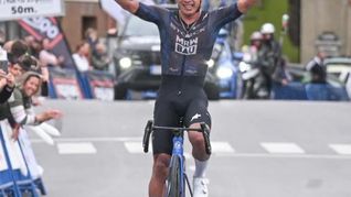 El mexicano que pasó del triatlón al ciclismo y sigue los pasos de Isaac del Toro. Edgar David Cadena dejó en alto el ciclismo nacional al ganar la tercera etapa de la Vuelta a Asturias. El mexicano que pasó del triatlón al ciclismo y sigue los pasos de Isaac del Toro. Edgar David Cadena dejó en alto el ciclismo nacional al ganar la tercera etapa de la Vuelta a Asturias.