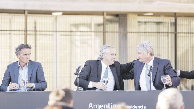 Visita. Alberto Fernández junto a Sergio Ziliotto y Gabriel Katopodis en La Pampa donde el Presidente fue a festejar el triunfo del peronismo en las elecciones del domingo pasado.