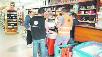 Clausura. Comenzaron a hacerse efectivos los controles de precios en el comercio de productos vinculados al coronavirus. Ayer, en Esteban Echeverría, se clausuró un supermercado por sobreprecio en la venta de alcohol en gel. Fue tras la advertencia de los gobiernos nacional y bonaerense para evitar abusos.