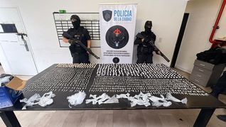 Detuvieron a dos narcos con 60 antecedentes en la Villa 31: les secuestraron 1.400 dosis de cocaína, pasta base y marihuana.