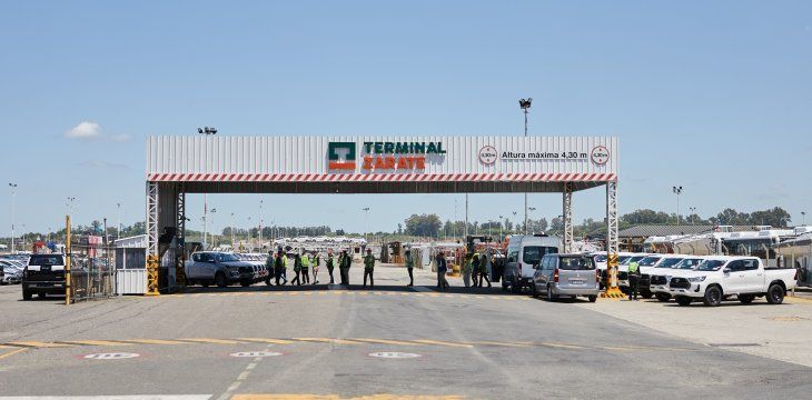 Camionetas Hilux listas para embarcar dentro de un buque car carrier en el puerto de Zárate, rumbo a distintos destinos de América Latina Camionetas Hilux listas para embarcar dentro de un buque car carrier en el puerto de Zárate, rumbo a distintos destinos de América Latina