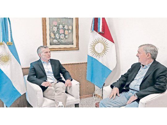 Visita. Hubo reunión de Gabinete conjunta en Rio Cuarto con Juan Schiaretti. Mauricio Macri despues pasó por una peluquería local