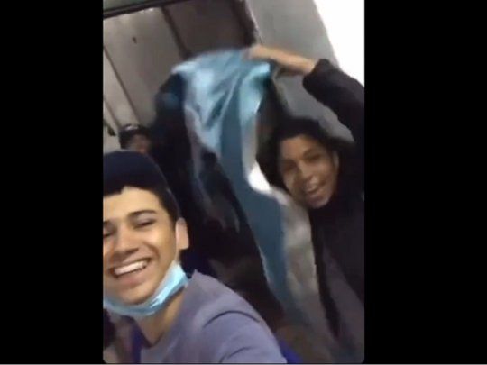 hinchas cali roban bandera de racing.jpg