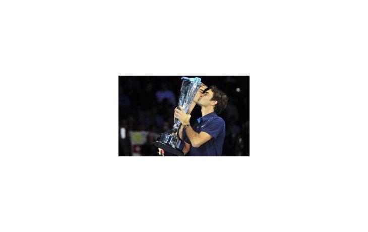 El Maestro no se cansa de besar. Roger Federer levanta el trofeo y sigue cosechando títulos.