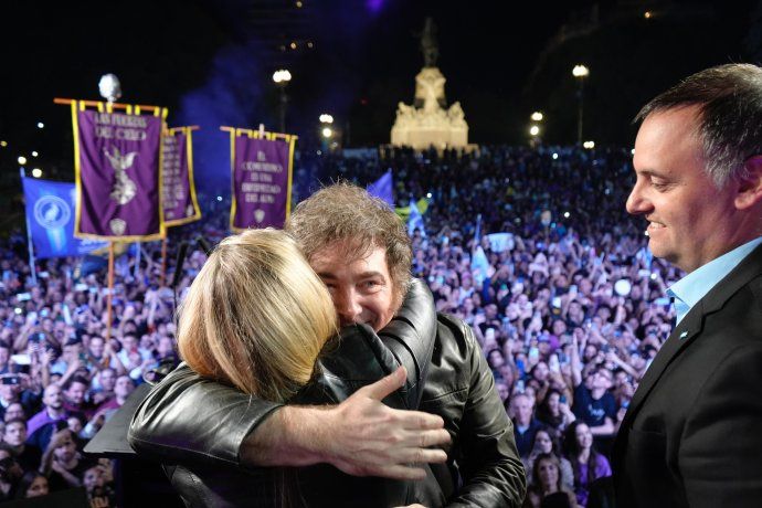 Dueña de la lapicera, Karina Milei supo conformar acuerdos provinciales. Dueña de la lapicera, Karina Milei supo conformar acuerdos provinciales.