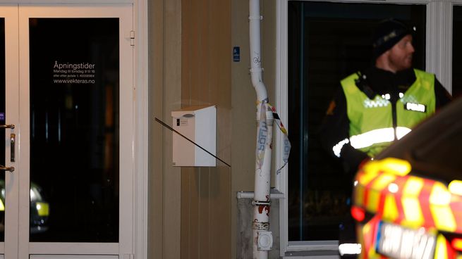 Una de las flechas usadas en el ataque en Kongsberg, incrustada en la pared.