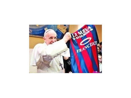 El Papa posó con la camiseta que le envió San Lorenzo.