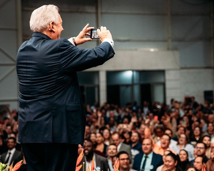 El referente internacional interactuó con el público y registró el momento con su celular