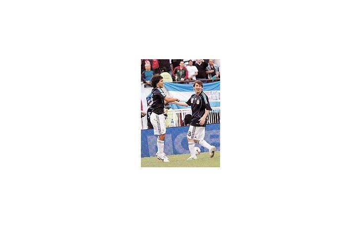 ámbito.com | Lionel Messi se abraza con Agüero festejando el primer gol.Los dos cumplieron en la red, pero quedaron en deuda conel juego. La Selección le ganó a Uruguay con lo justo.