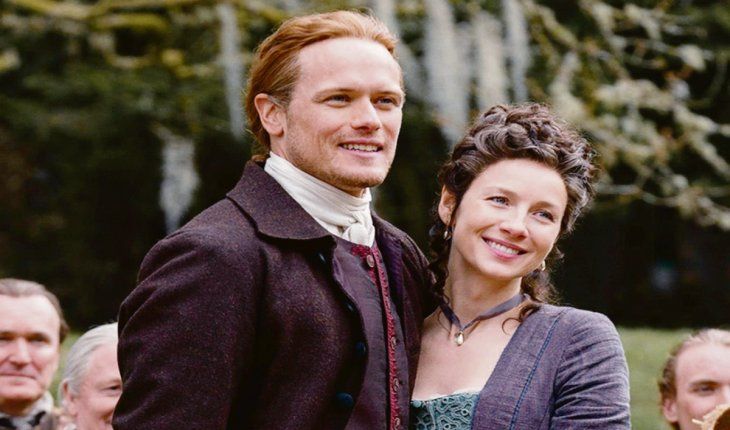 Outlander. Sam Heughan and Caitriona Balfe belong to different eras, but (as so often in cinema) the magical journey through time allows them to meet. Outlander. Sam Heughan and Caitriona Balfe belong to different eras, but (as so often in cinema) the magical journey through time allows them to meet.