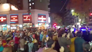 Cacerolazos en Corrientes y Medrano, en la ciudad de Buenos Aires.