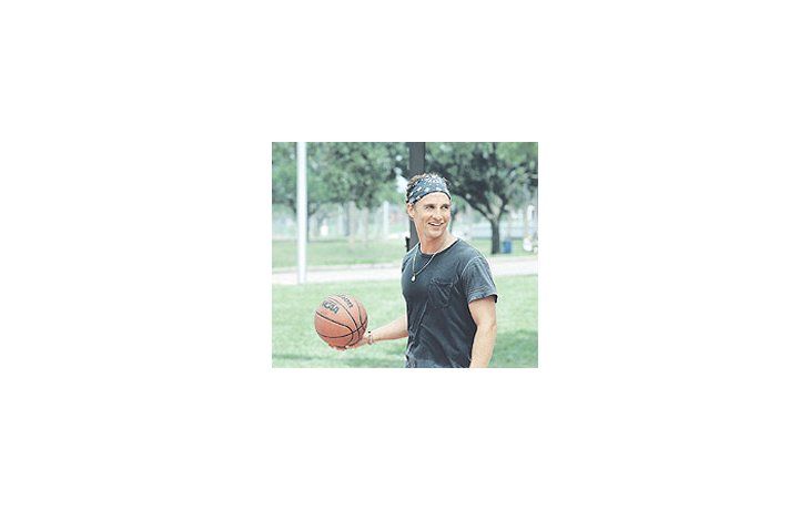 ámbito.com | Matthew McConaughey: un grandulón de casi 30 que se queja porque los padres, con quienes vive, no lo dejan en paz.