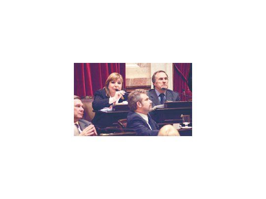 La santafesina Roxana Latorre lideró ayer en el Senado el desagravio a Carlos Reutemann por el ataque que sufrió la semana pasada en su provincia por parte de damnificados por la inundación de Santa Fe.