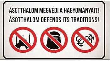 Prohibido. Un cartel rechaza la construcción de mezquitas, el uso de velos y demostraciones de amor entre personas del mismo sexo.