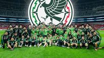 La Selección Mexicana posando en el remodelado Estadio Azteca. un recinto donde solía ser una fortaleza para el Tri, pero que ya no lo es más.