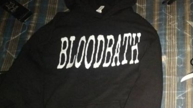 Bloodbath, el mensaje en la sudadera de Lex Ashton.