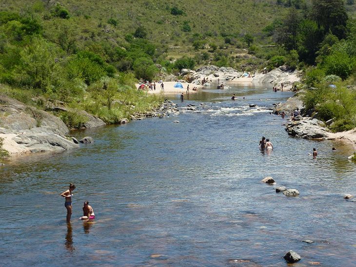 Una imagen serrana con agua y piedras, ideal para quienes buscan descanso lejos del ruido.