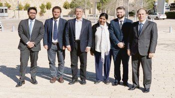 Exilio. Toda la conmoción se generó durante un periplo por Israel. En Yad Vashem (museo del Holocausto) en Jerusalén: de izq a derecha Andrés Rojas (funcionario embajada), Leandro Goroyesky, Agustín Zbar, Margarita Barrientos, Facundo Chidini y el embajador Mariano Caucino.