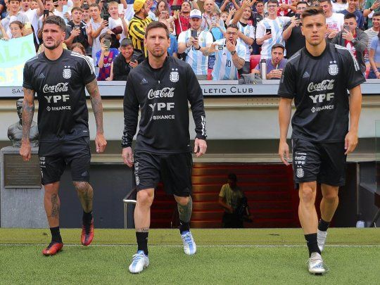 Messi y sus guardaespaldas. El capitán del seleccionado argentino le respondió a Kylian Mbappé quien había deslizado que en Sudamérica no hay una competencia seria para llegar al Mundial.