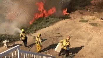 Bomberos de California trabajan y luchas contra el incendio en San Bernardino