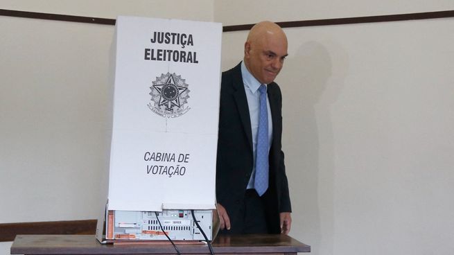 El presidente del TSE y miembro del Supremo Tribunal Federal de Brasil, Alexander de Moraes, al momento de votar.