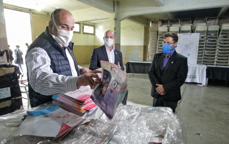 El gobernador Juan Manzur supervis&oacute; la distribuci&oacute;n de cuadernillos del Ministerio de Educaci&oacute;n en aquellas zonas de Tucum&aacute;n donde no existe conectividad.