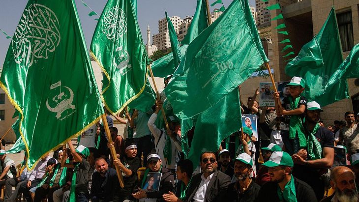 The delay in liberation occurred after the protests of the Israeli government through the public ceremonies of Hamas. The delay in liberation occurred after the protests of the Israeli government through the public ceremonies of Hamas.