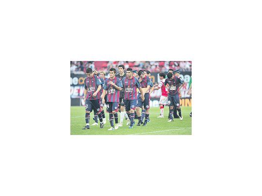 Los jugadores de San Lorenzo dejan la cancha con la decepción a cuestas. El equipo sigue en Promoción y se quedó sin técnico.