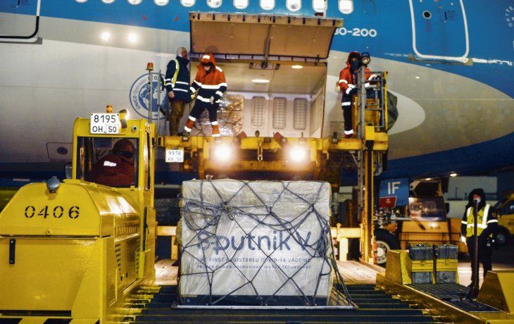 Carguero. Argentina cargó ayer en Moscú el Airbus A 330 con 300.000 vacunas Sputnik. Llegan hoy.&nbsp;