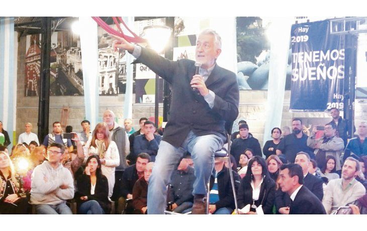 Todos unidos triunfaremos. Rodríguez Saá hizo campaña en Avellaneda junto al intendente kirchnerista Jorge Ferraresi.