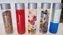 Las botellas sensoriales pueden ayudar a los bebés a relajarse.