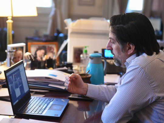 El ministro de Educaci&oacute;n, Nicol&aacute;s Trotta, durante un contacto virtual este jueves con el gobernador de Santiago del Estero, Gerardo Zamora.