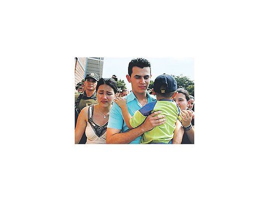 El pequeño Brian Rincón Arias, al fin junto a sus padres. Había sido secuestrado en su jardínde infantes hace seis meses por un comando de las FARC.