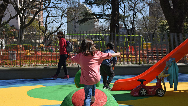 plaza juegos niños niñas