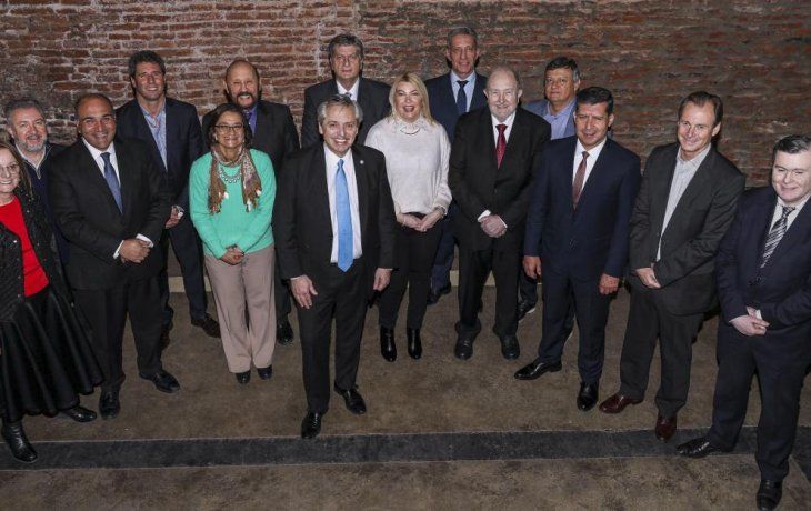 Alberto Fernández junto a una docena de gobernadores.