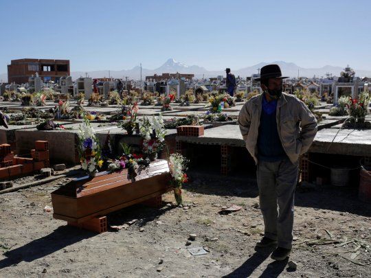 Un hombre despide a un familiar en el cementerio de La Paz, la ciudad con mayor incremento de casos de coronavirus en Bolivia.
