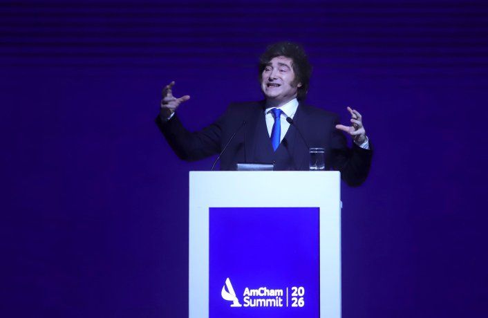 Javier Milei enfrenta cuestionamientos por la situación económica y las investigaciones que alcanzan a su entorno, según The Economist.