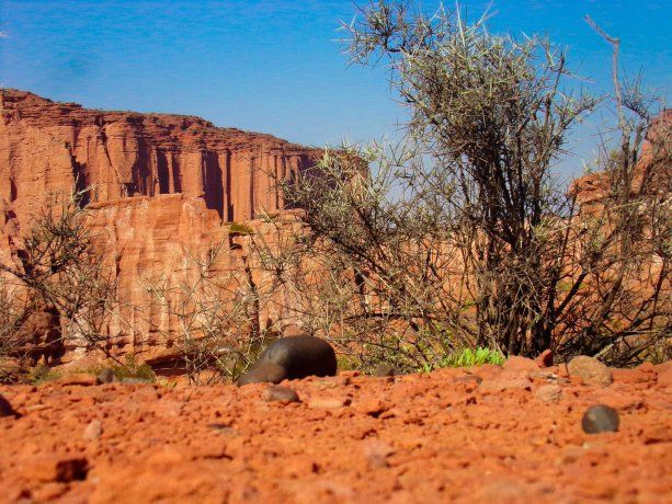 El particular color de las formaciones naturales que rodean a este sitio es algo que deja maravillados a sus visitantes. El particular color de las formaciones naturales que rodean a este sitio es algo que deja maravillados a sus visitantes.