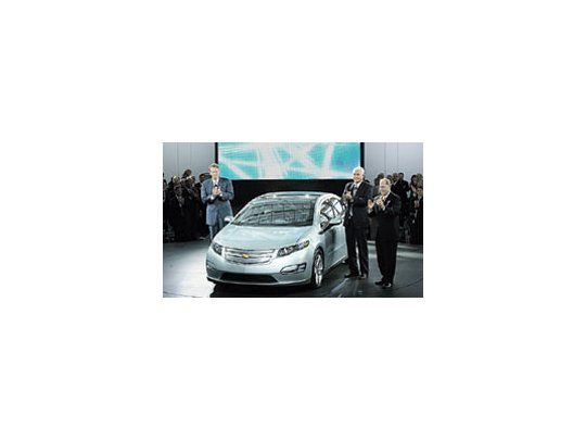 Ejecutivos de General Motors con el modelo Volt (híbrido),que da 64 km con una batería de litio. Se lanza en 2010.