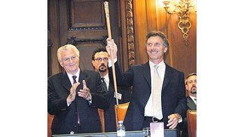 ámbito.com | Levanta el bastón de gobernante de la Capital Federal Mauricio Macri. Fue en el PalacioLegislativo junto al saliente presidente de ese cuerpo, Santiago de Estrada.