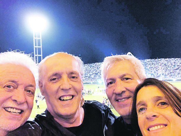 Final. Claudio Ferreño, Ginés Gonzalez Garcia, la exleona, Inés Arrondo y el defensor del pueblo de CABA, Alejandro Amor, en Mar del Plata para la final entre Racing y Tigre. 