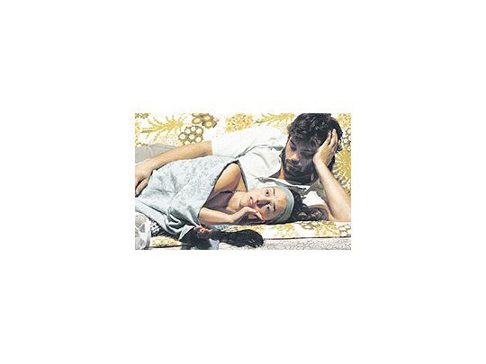 Jazmín Stuart (junto a Mariano Farran), autora, directora, protagonista y hábil promotorade «La mujer que al amor no se asoma...», cómica autocrítica de la neurosis femeninaque ganaría con algunos cortes.