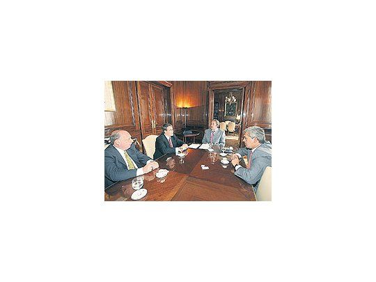 Julio Cobos mantuvo ayer una reunión en el Senado con el intendente de Chacabuco,Rubén Darío Golia, y el presidente provisional de la Cámara alta, José Pampuro.
