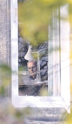 El exobispo de Edimburgo  Keith O’Brien  mira a través de una ventana el pasado martes, cuando se hizo público su virtual despido.