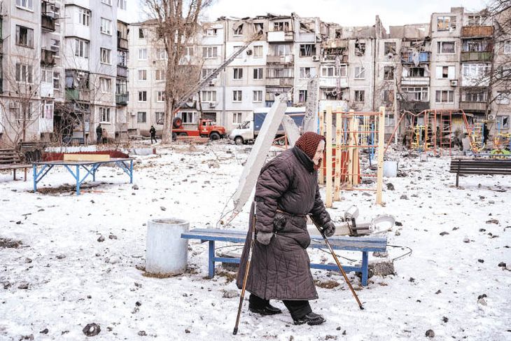 DESTRUCCIÓN. Una mujer camina después de que un bloque de departamentos resultase gravemente dañado por un ataque con misiles rusos en Pokrovsk, región de Donetsk, Ucrania.