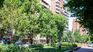 The intervention involved the creation of almost 10,000 square meters (m²) of absorbent green surface, a significant expansion of the pedestrian area, safer crossings and new public recreational spaces for thousands of residents who live and pass through these streets every day.
