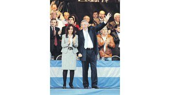 ámbito.com | Néstor y Cristina Kirchner anoche en la cancha de Almagro.Volaban las piedras cuando el nuevo jefe del PJ presentó asu esposa como oradora central.