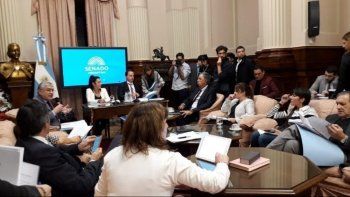 senadores firmaron dictamen para regular el traspaso de los atributos presidenciales