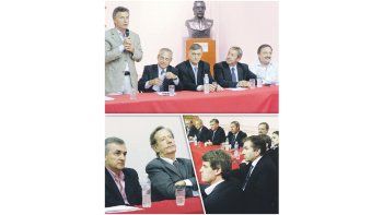 Foto de familia inédita en la oposición: Mauricio Macri, Mario Barletta, Hermes Binner, Julio Cobos y Ricardo Alfonsín en el Comité Nacional de la UCR. El jujeño Gerardo Morales junto a Leandro Despouy. Alfonso Prat Gay, Gabriela Micetti y Eduardo Amadeo también fueron de la partida.