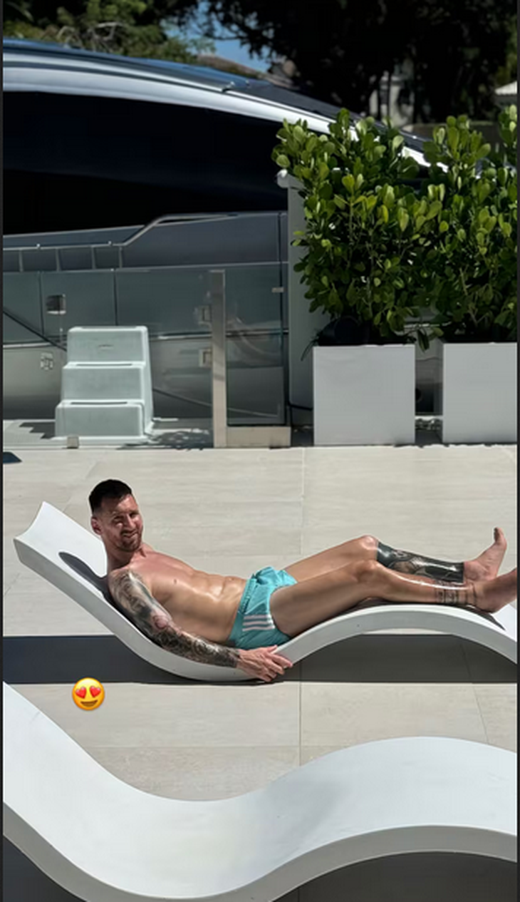 Messi disfruta de sus merecidas vacaciones en su casa de Miami. Messi disfruta de sus merecidas vacaciones en su casa de Miami.